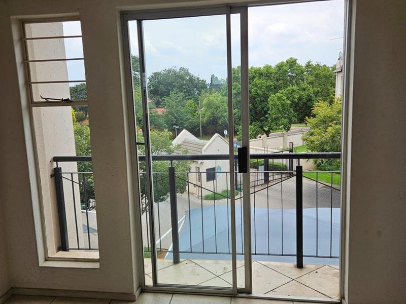 Spacious 2-Bedroom Apartment with Modern Amenities at Park Square - Photo 6