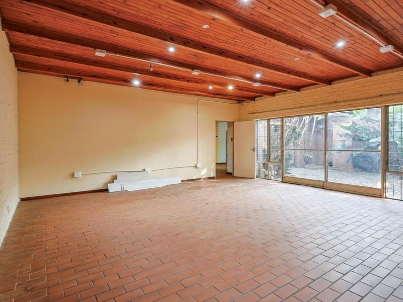 Expansive 9-Bedroom Property on a Generous 1887sqm Lot - Photo 8