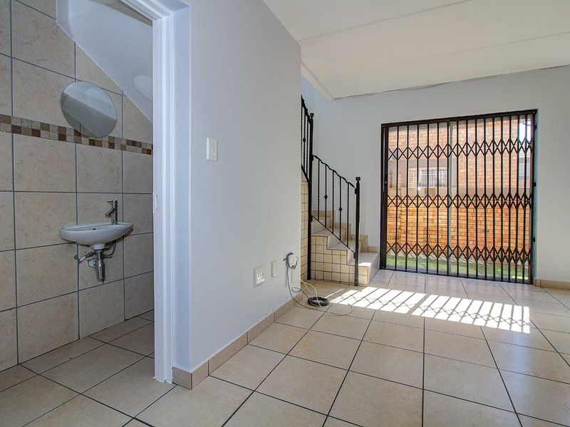 Newly Updated Home with Ensuite & Patio! - Photo 5