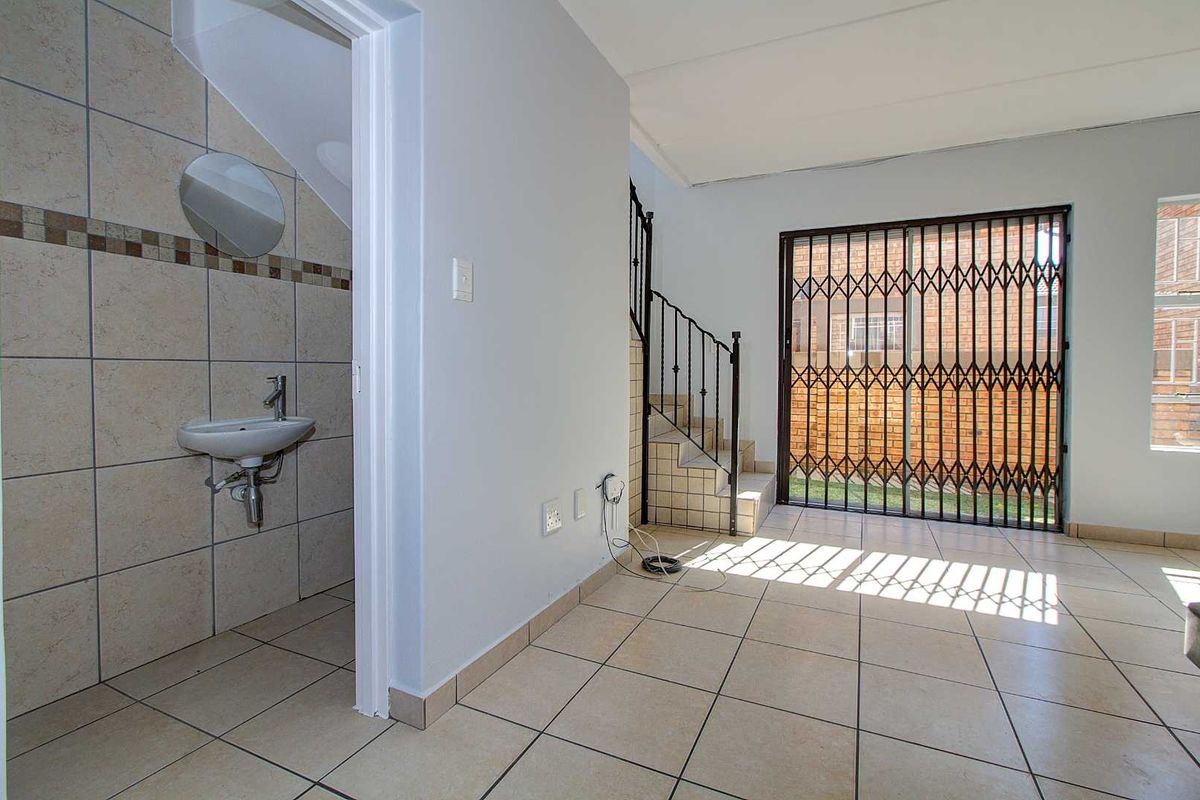 Newly Updated Home with Ensuite & Patio! - Photo 5