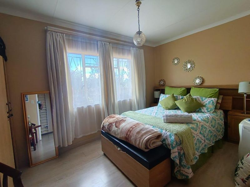 Seize the Opportunity: Dual Homes in Desirable Lakeview - Photo 3