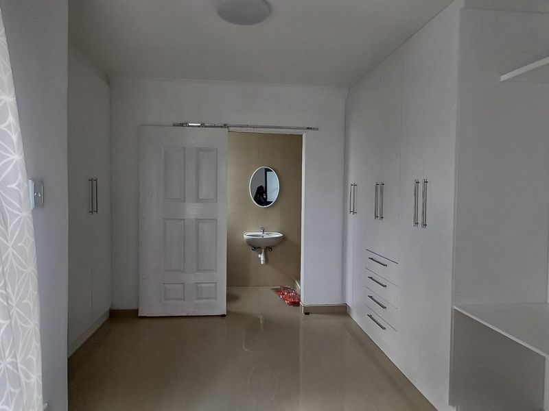To Let - Photo 8