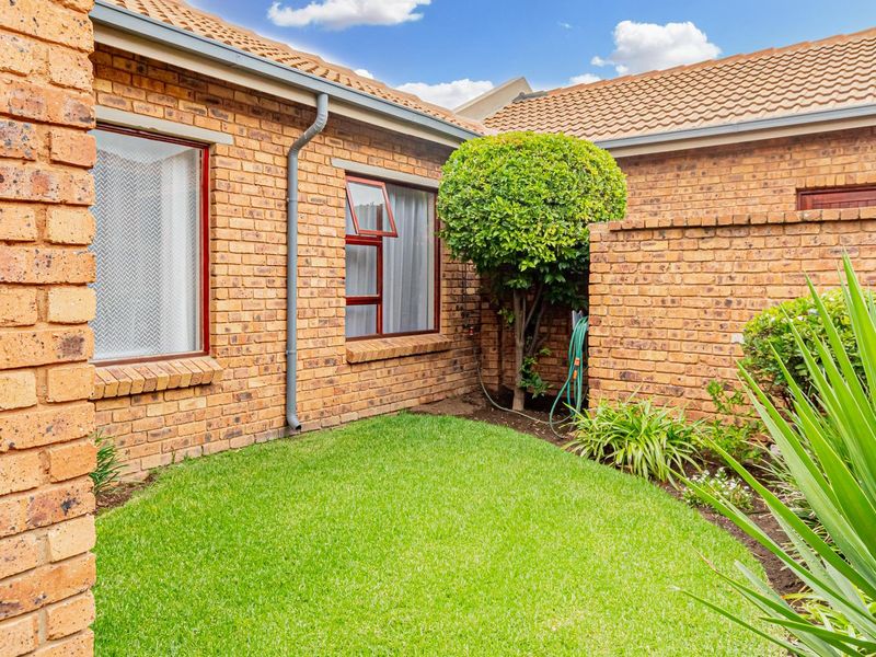 Lovely Simplex Townhouse for Sale - Photo 2