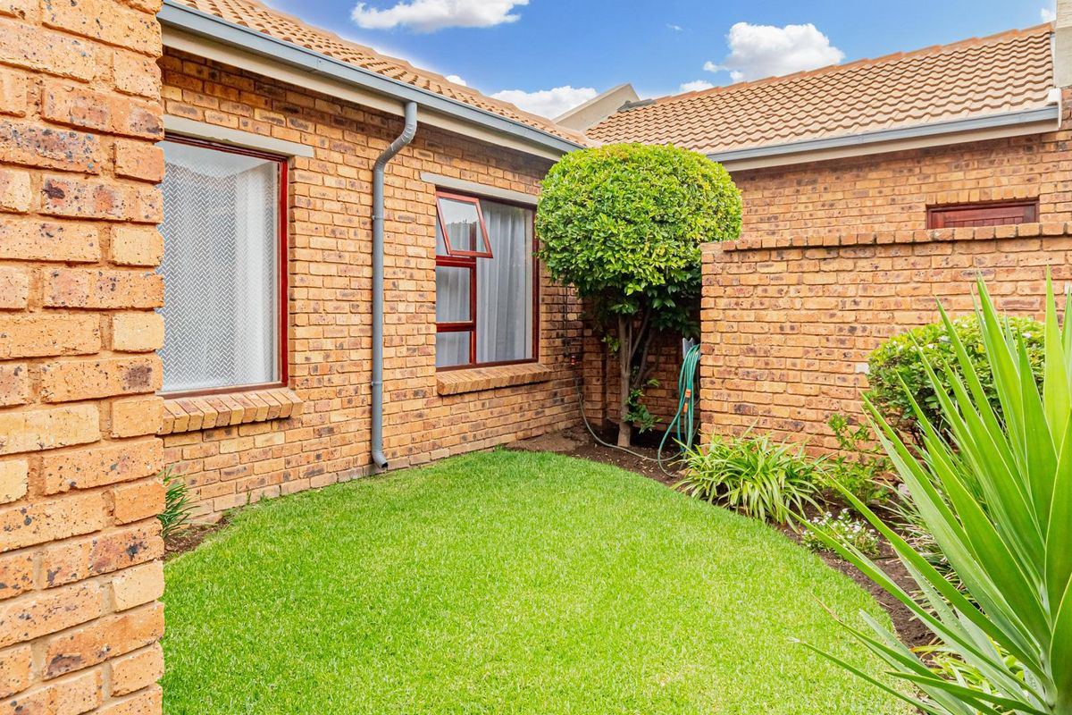 Lovely Simplex Townhouse for Sale - Photo 2