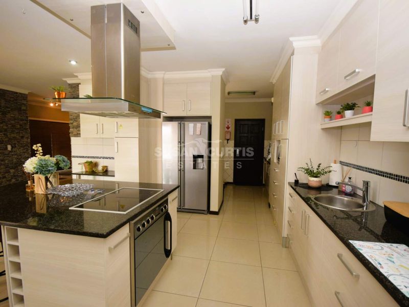 Beyond stylish penthouse - Photo 3