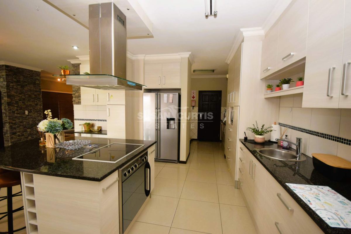 Beyond stylish penthouse - Photo 3