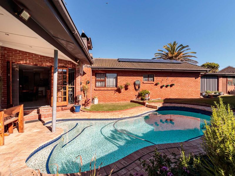 Walk to the Beach... Come Home to the Ultimate Family Entertainer! - Photo 2