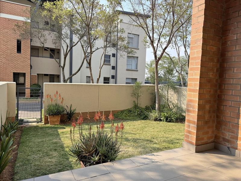 Bachelor apartment in Lonehill - Photo 2