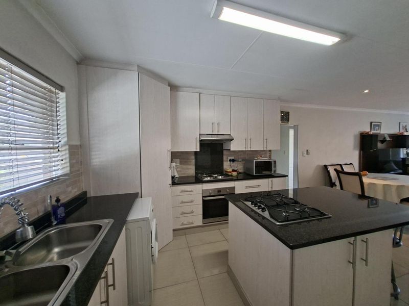 Gorgeous, Spacious 2 Bedroom,1 Bathroom Upstairs Apartment - Photo 10