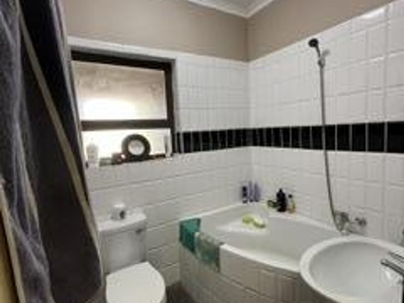 Two bedroom plot, 1,6 hectare with borehole - Photo 4