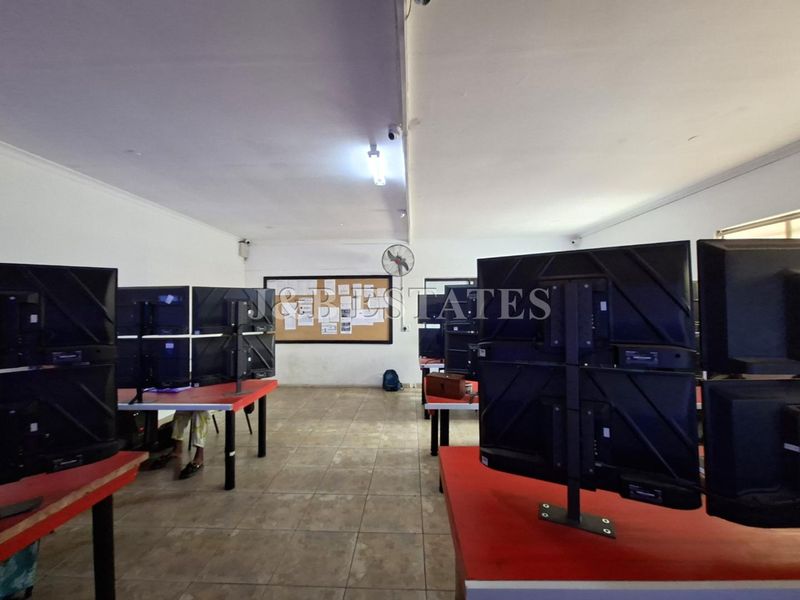 "Versatile Estate: Business or Residential, Your Choice!" - Photo 2
