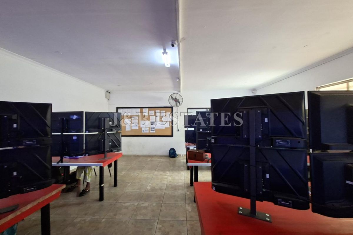 "Versatile Estate: Business or Residential, Your Choice!" - Photo 2