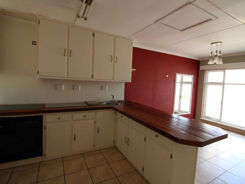 Spacious Open Living Family Home Close to High School - Photo 4