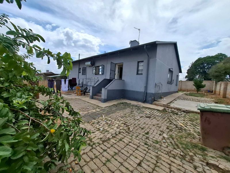🔥 HIGH-INCOME INVESTMENT OPPORTUNITY! 🏡 FOR SALE | WINDHOEK NORTH 💰 N$ 3,150,000 (Excl. Costs)  ✨ Earn N$ 35,000/month from day ONE! - Photo 3