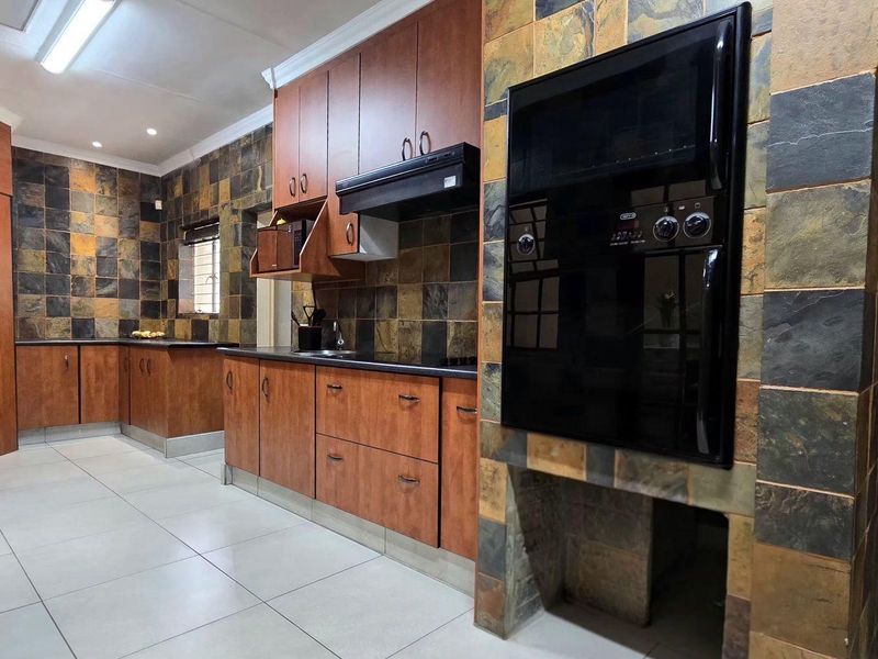 4 Bedroom House For Sale in Nimrod Park. - Photo 3