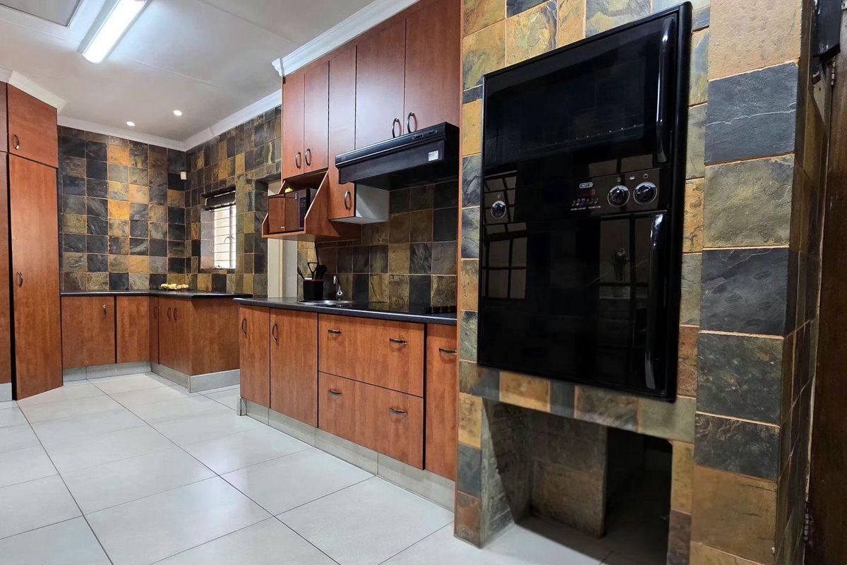 4 Bedroom House For Sale in Nimrod Park. - Photo 3