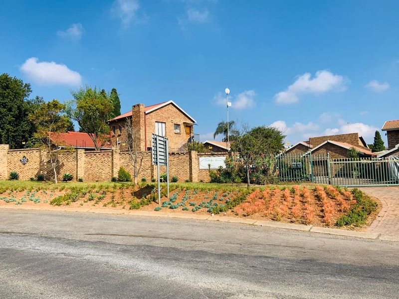 Stunning 3-Bedroom Townhouse Available for Rent - Photo 1