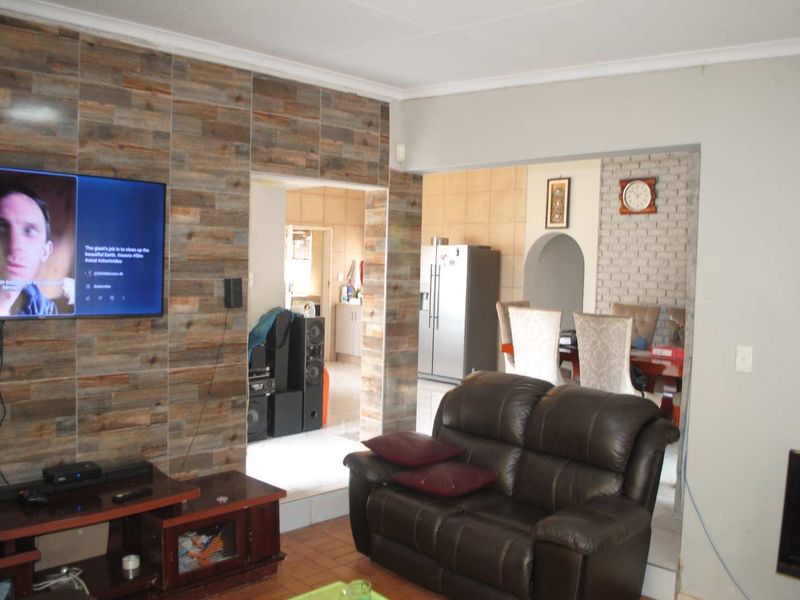 Feast your eyes on this charming facebrick property — a place you’ll be proud to call home. - Photo 5