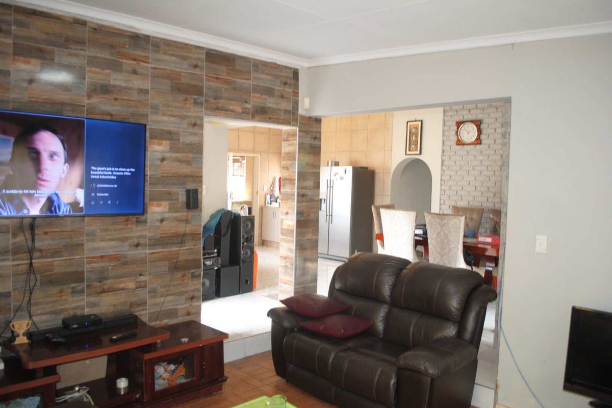 Feast your eyes on this charming facebrick property — a place you’ll be proud to call home. - Photo 5