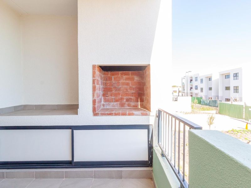 Sunny Spacious two bedroom two bathroom second floor apartment - Photo 4