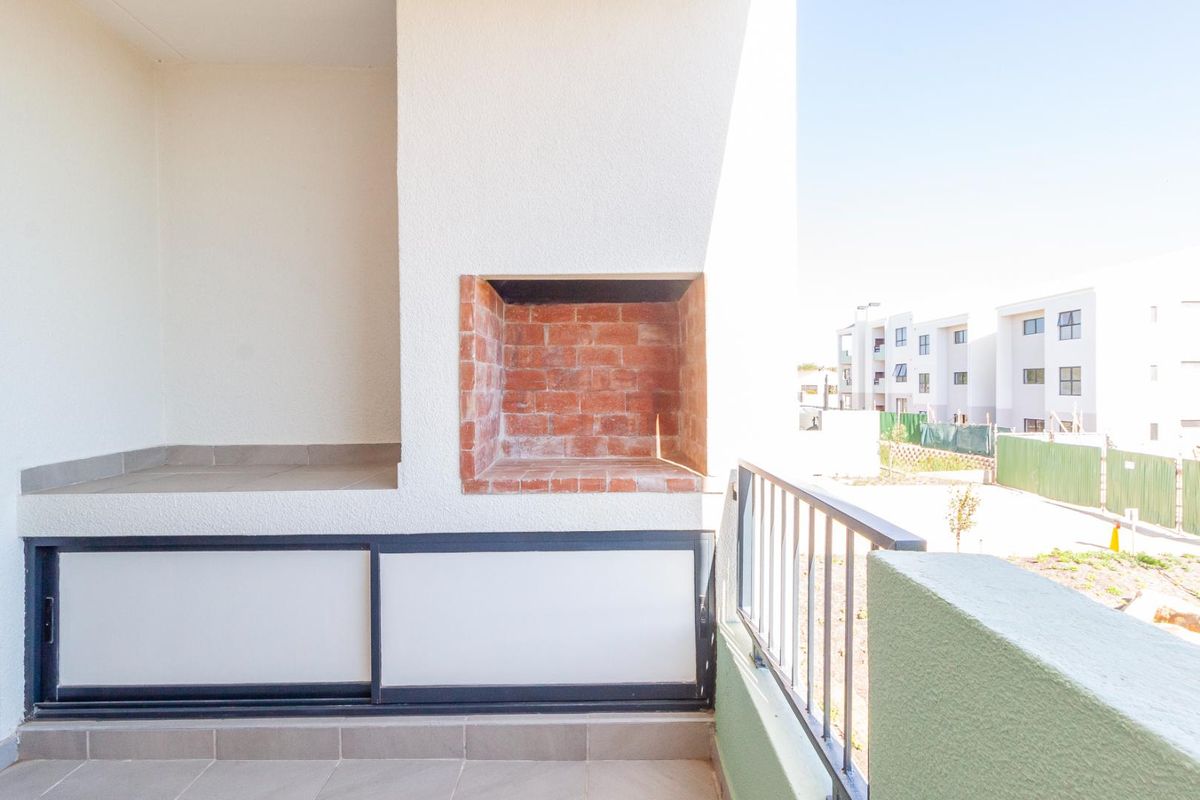 Sunny Spacious two bedroom two bathroom second floor apartment - Photo 4