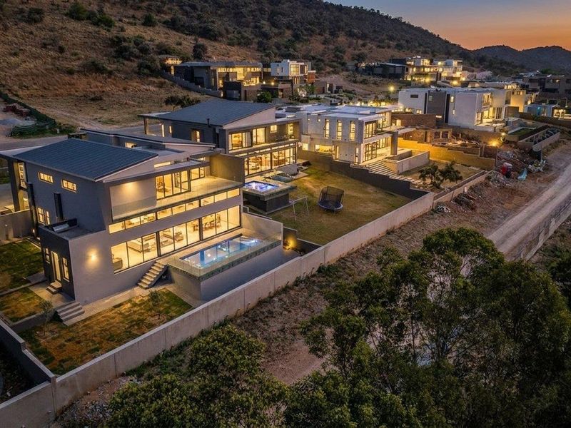 5 Bedroom Home - Defined by Distinction, Where Luxury Finds Perspective - Photo 6