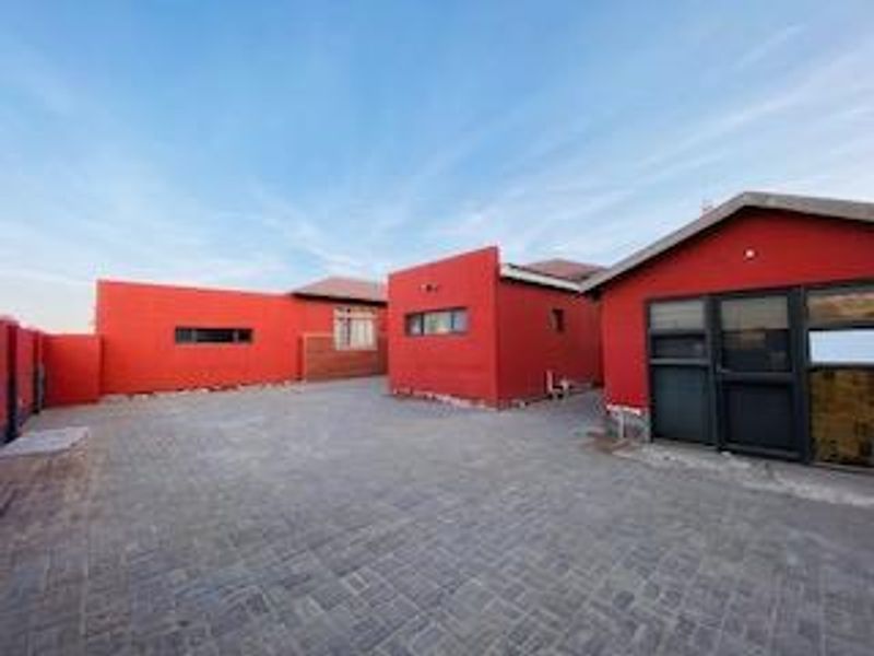 Spacious 6-Bedroom Home with Flat, Triple Garage & Storage – Walvis Bay - Photo 8
