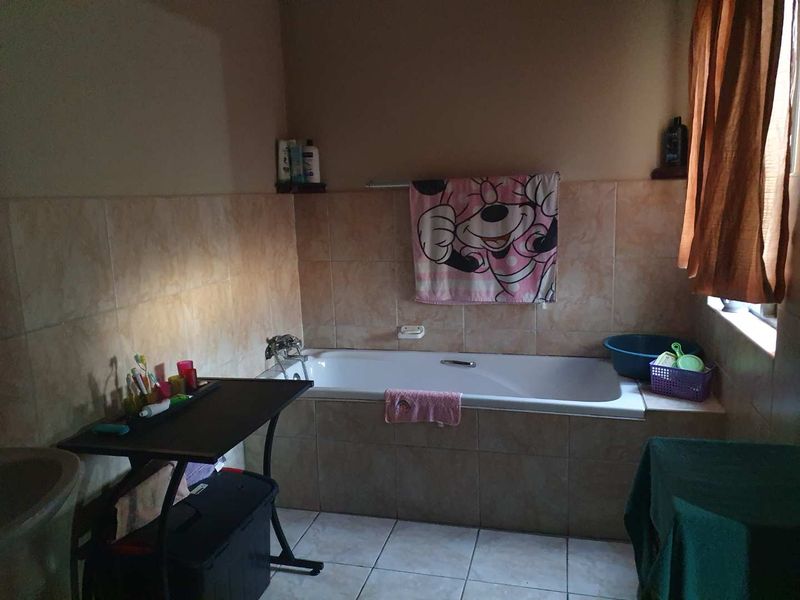 Family Home close to Duneside School and Dunes Mall - Photo 8