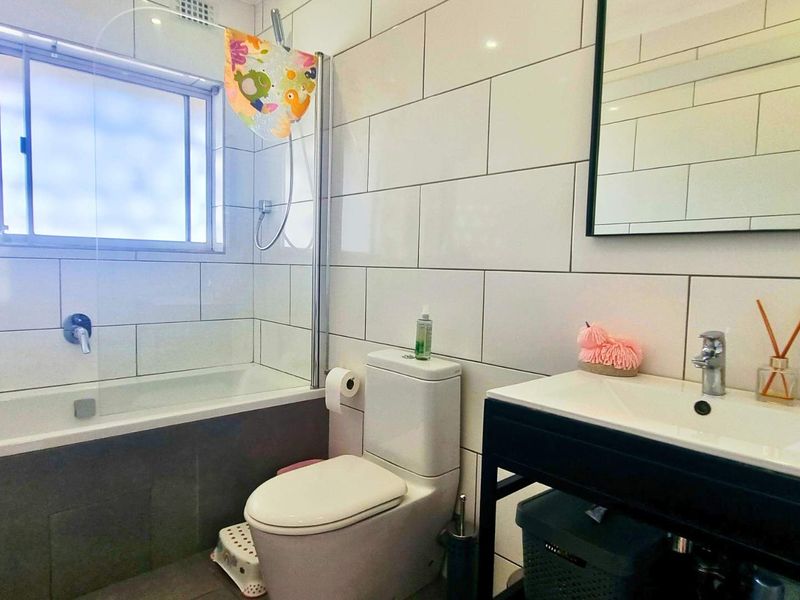 3 Bedroom Townhouse for Sale in La Lucia - Photo 8