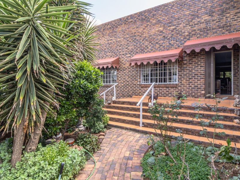 Stunning 5-Bedroom Home in a Secure Estate on the Vaal River, Vaaloewer - Photo 2