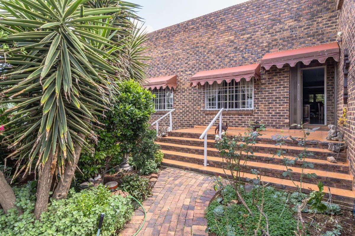 Stunning 5-Bedroom Home in a Secure Estate on the Vaal River, Vaaloewer - Photo 2