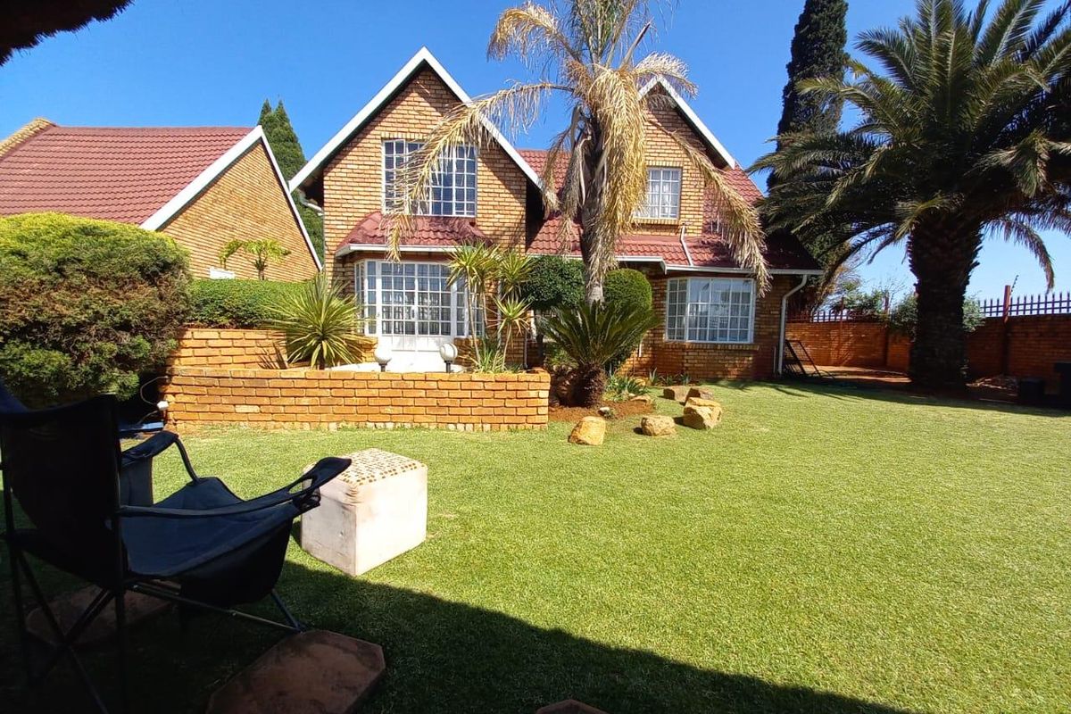 Beautiful quality modern finishes throughout this lovely home - Photo 2