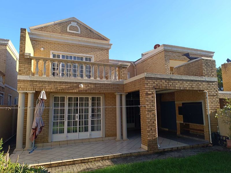 ELDO GLEN ESTATE - FREE-STANDING DOUBLE STOREY TOWNHOUSE - Photo 6