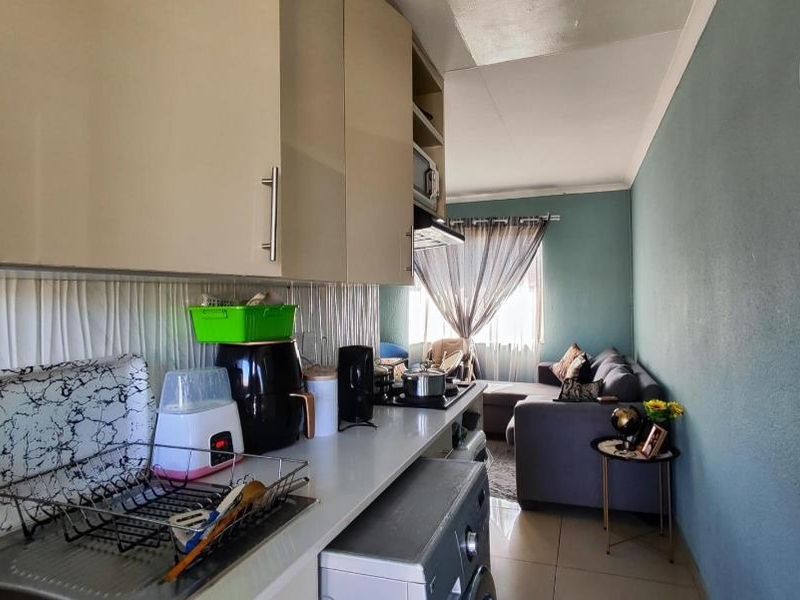 First-Floor Gem: Townhouse in Wood Lake Complex - Photo 4