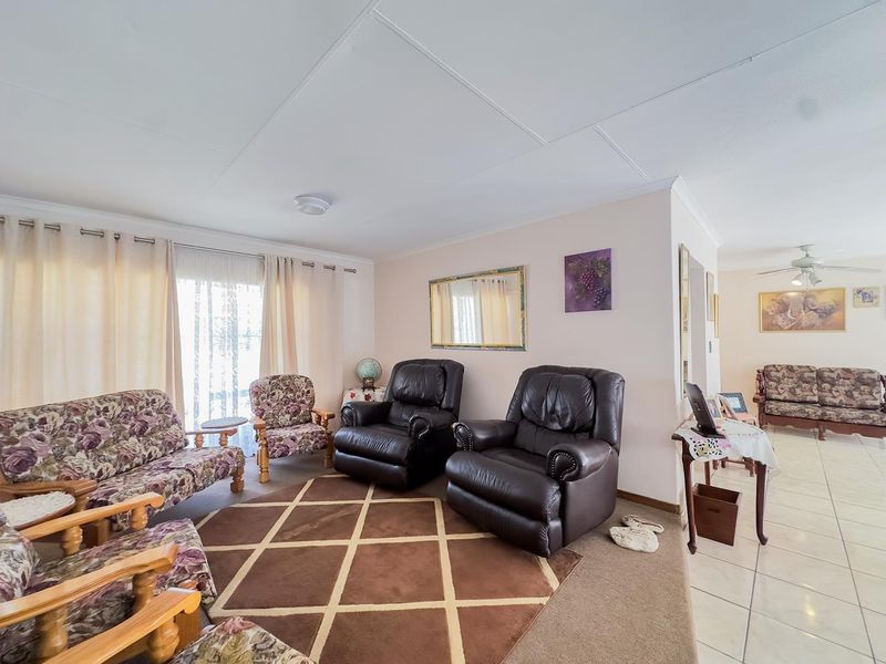 Spacious Family Home on a Large Stand with Exceptional Potential - Photo 4