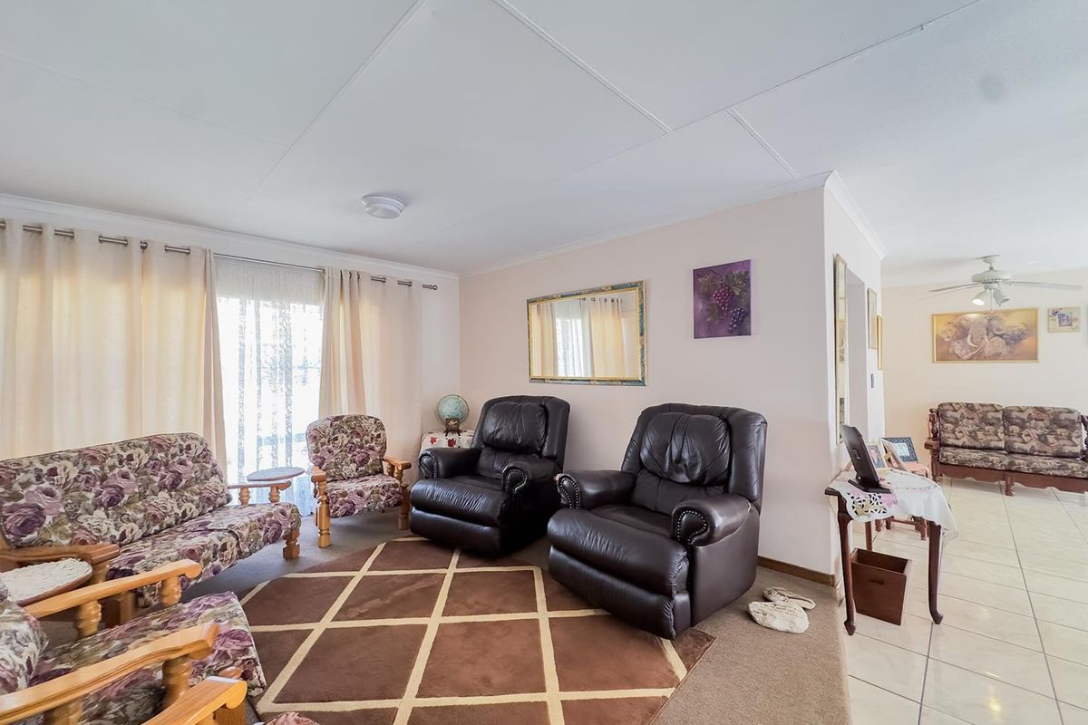 Spacious Family Home on a Large Stand with Exceptional Potential - Photo 4