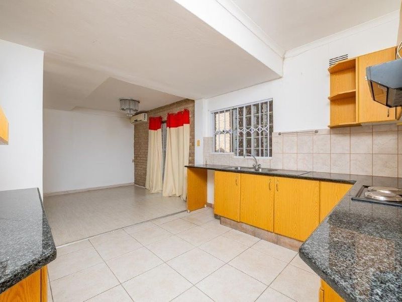 4 Bed simplex in Westville.....no levies R1,750,000 neg. - Photo 7