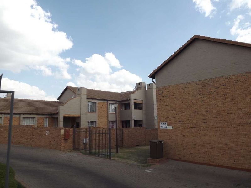 Charming 2-Bedroom Apartment with Modern Amenities - Photo 2