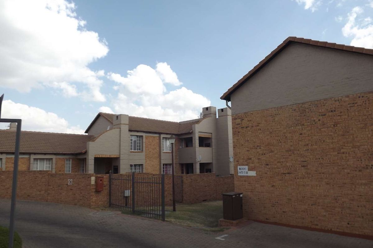 Charming 2-Bedroom Apartment with Modern Amenities - Photo 2