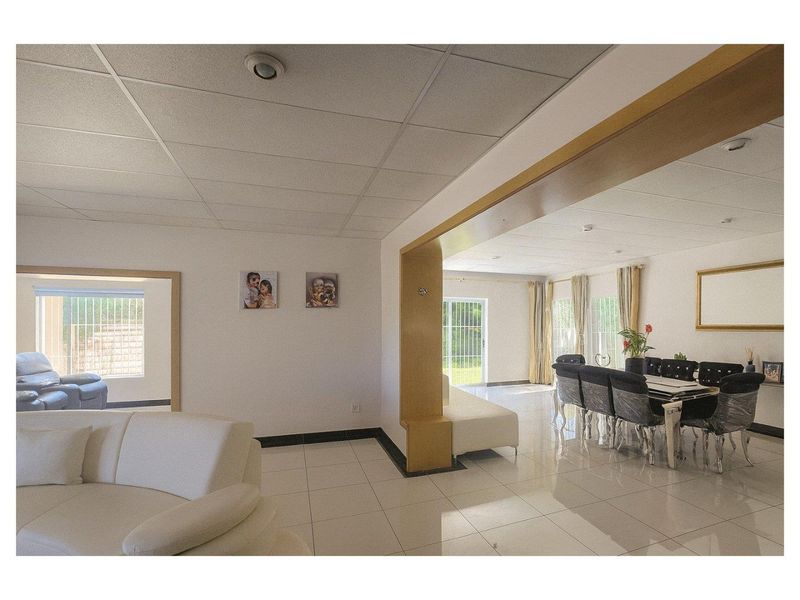 **Charming Sandstone and Plaster Family Home with Ample Space and Modern Amenities** - Photo 7