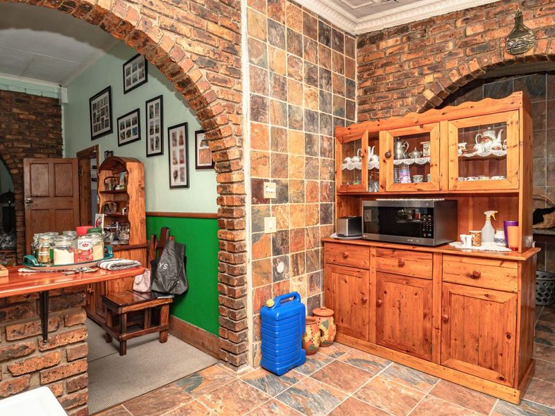 Elegant Home with Income-Generating Flats! - Photo 9