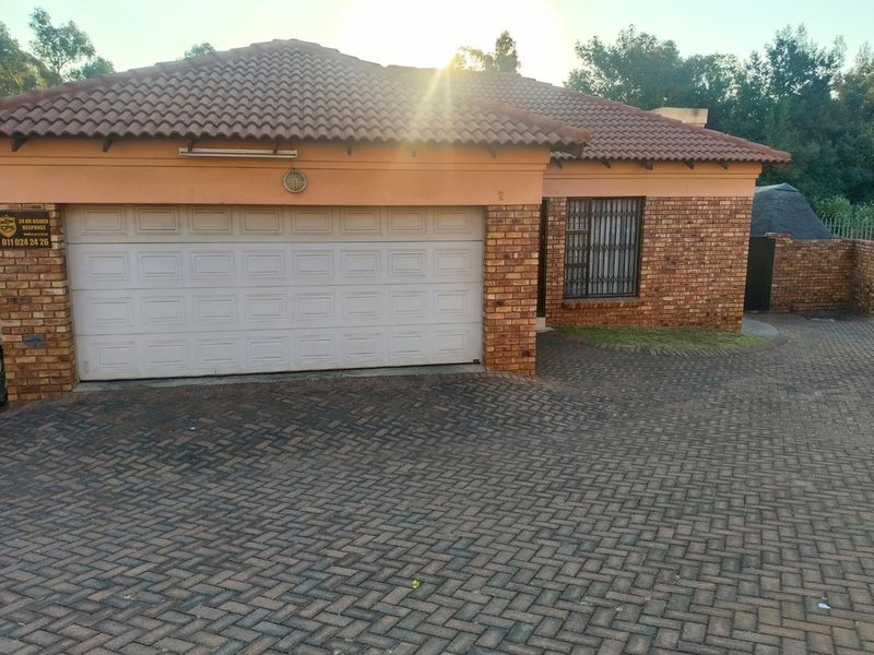 Three bedroom simplex townhouse with a pool - Photo 4