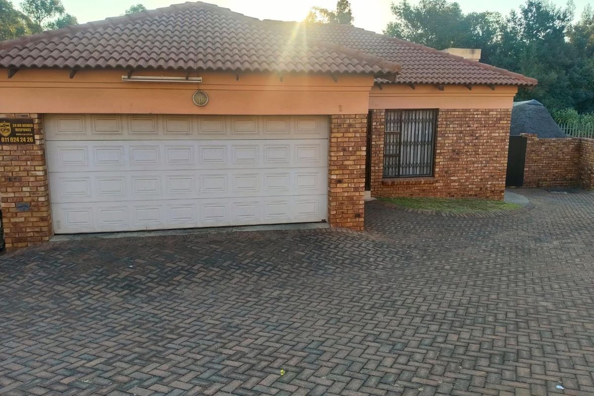 Three bedroom simplex townhouse with a pool - Photo 4