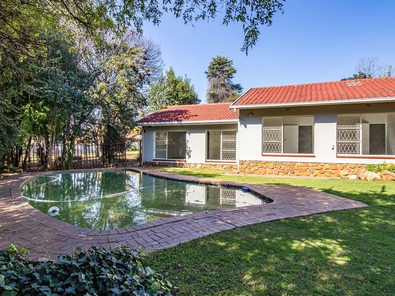 Spacious 4 Bedroom Family Home with Exceptional Living Areas in Fairland - Photo 4