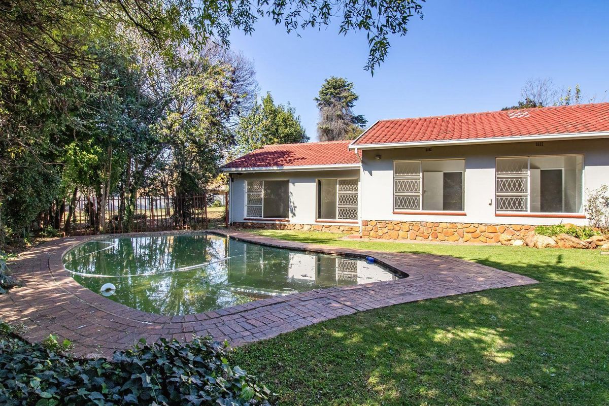 Spacious 4 Bedroom Family Home with Exceptional Living Areas in Fairland - Photo 4