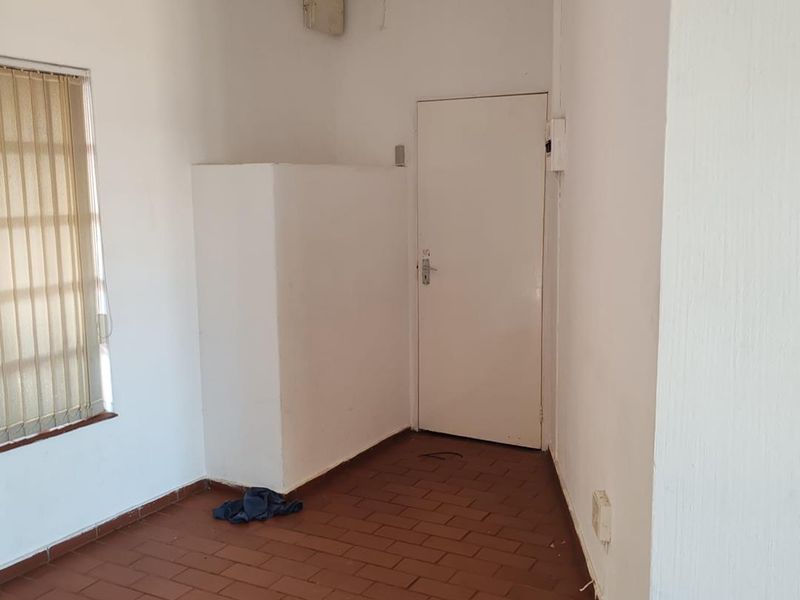 Prime Office Space Available for Lease - Secure and Accessible Location - Photo 7