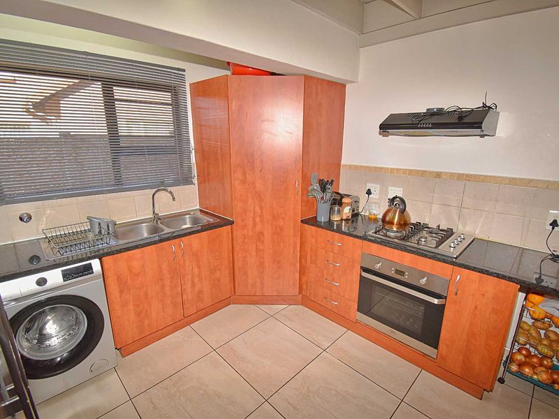 Home in a secure estate! - Photo 4