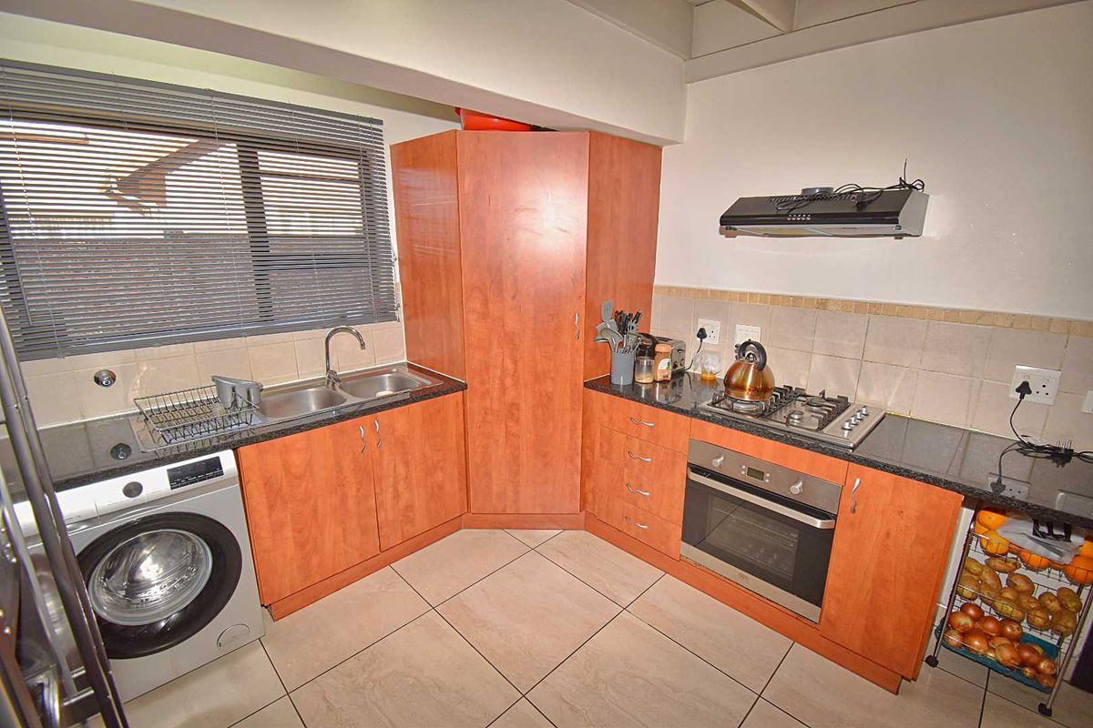 Home in a secure estate! - Photo 4