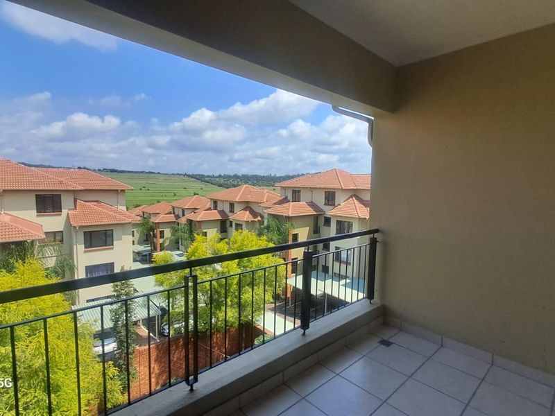 Gorgeous Loft Apartment 3 Bedroom/3 Bathroom in popular complex - Photo 5