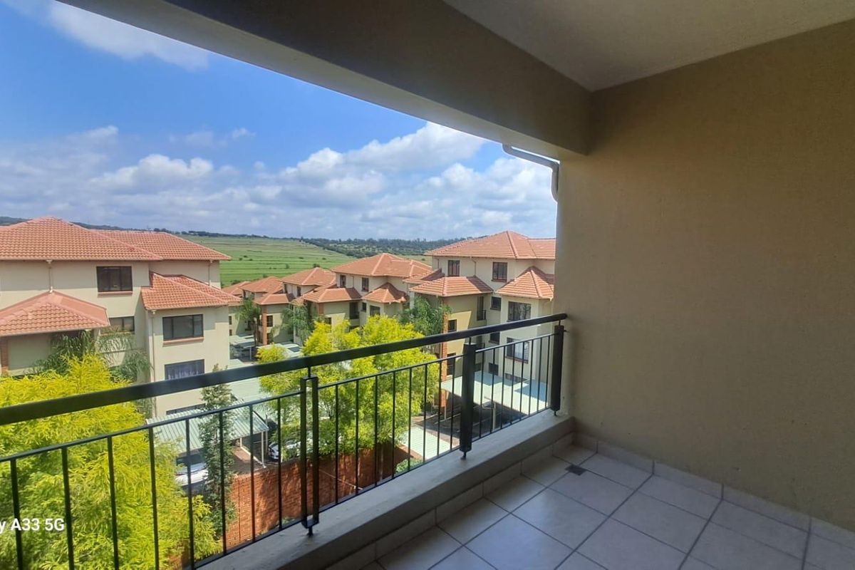 Gorgeous Loft Apartment 3 Bedroom/3 Bathroom in popular complex - Photo 5